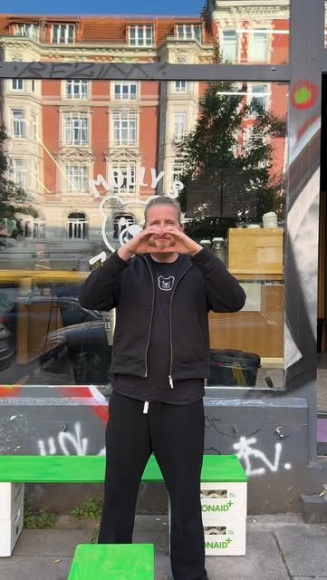 Die Fassade von Molly's Matcha Bar am Schulterblatt mit dem Schriftzug im Fenster