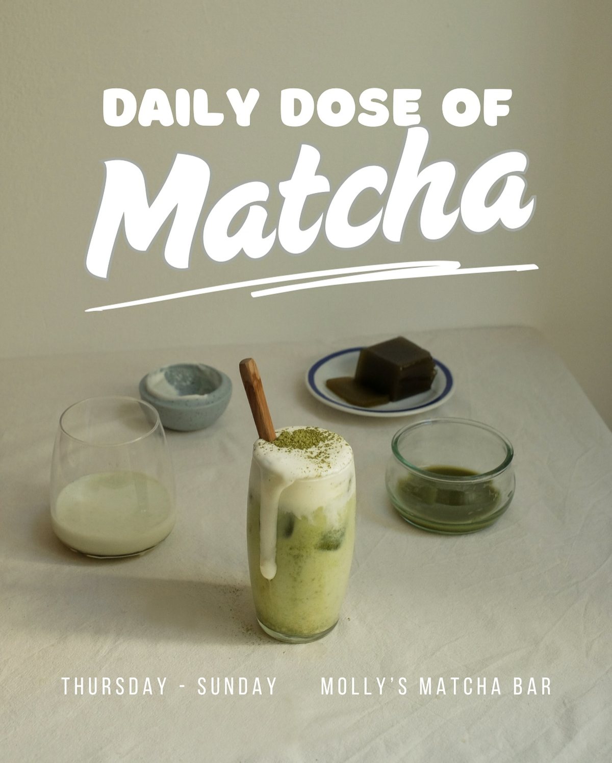 Plakat: Daily Dose of Matcha, ein Tisch mit Matcha-Schale, Besen und einem Glas Iced Matcha