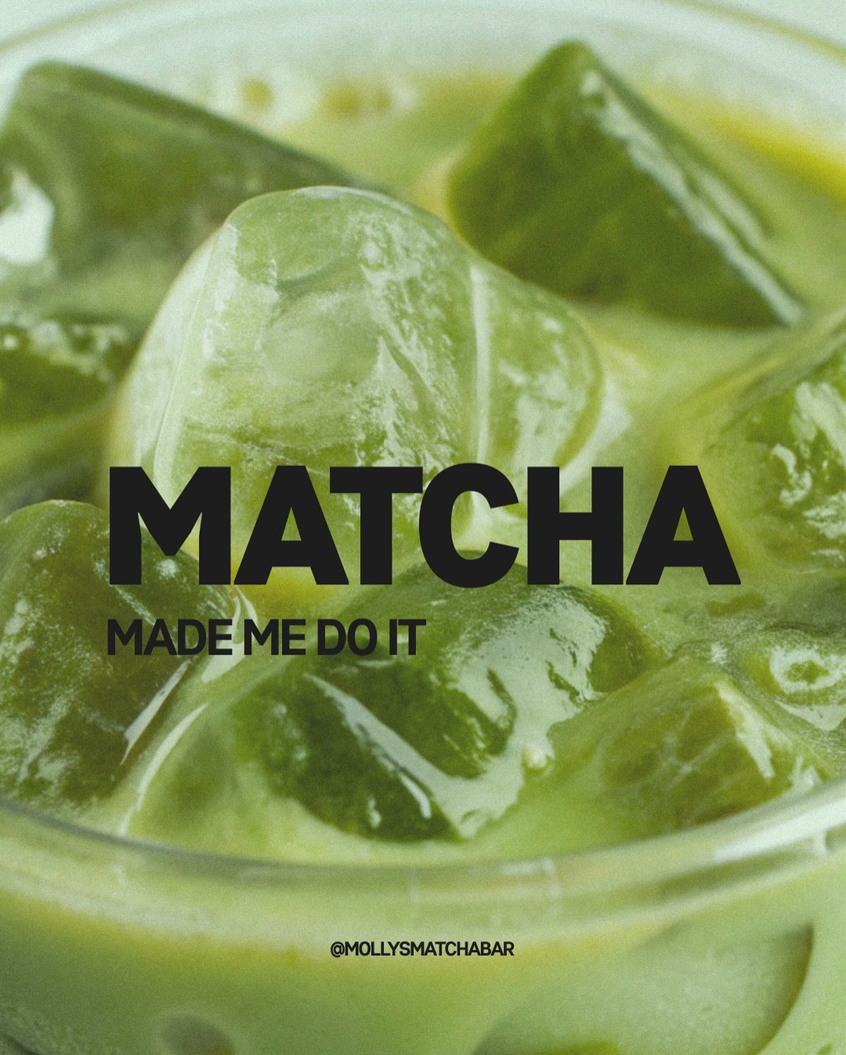 Plakat von Molly's Matcha: Nahaufnahme eines Iced Matcha mit dem Schriftzug Matcha made me do it
